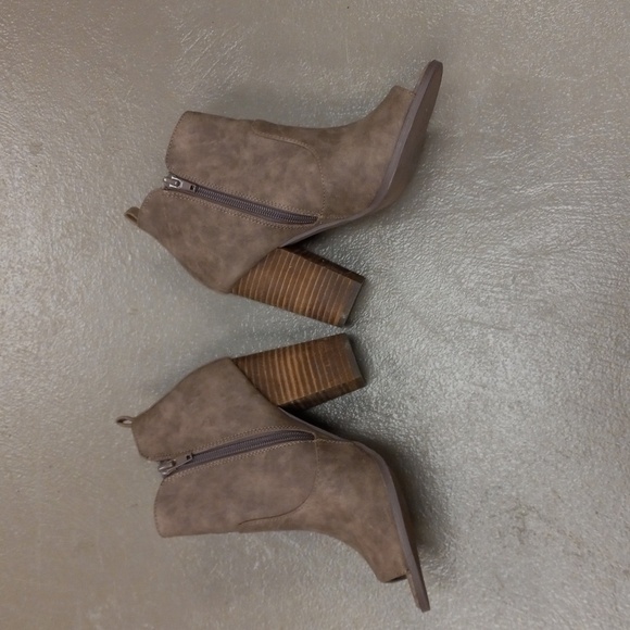 G by GUESS TAUPE COLORED, HEELED, OPEN TOED BOOTIES - Picture 7 of 9